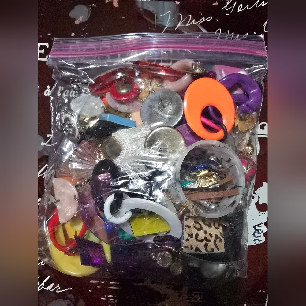Craft Lot of Plastic Lucite Earrings - Picture 6 of 6